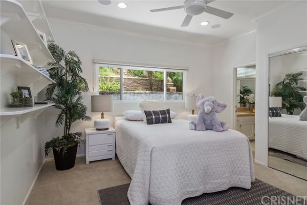 18141 Green Meadow Drive, Encino CA: 