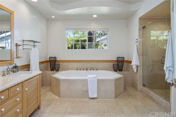 18141 Green Meadow Drive, Encino CA: 