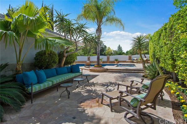 18141 Green Meadow Drive, Encino CA: 