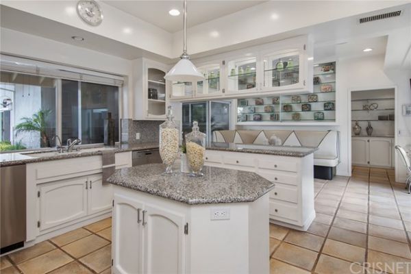 18141 Green Meadow Drive, Encino CA: 
